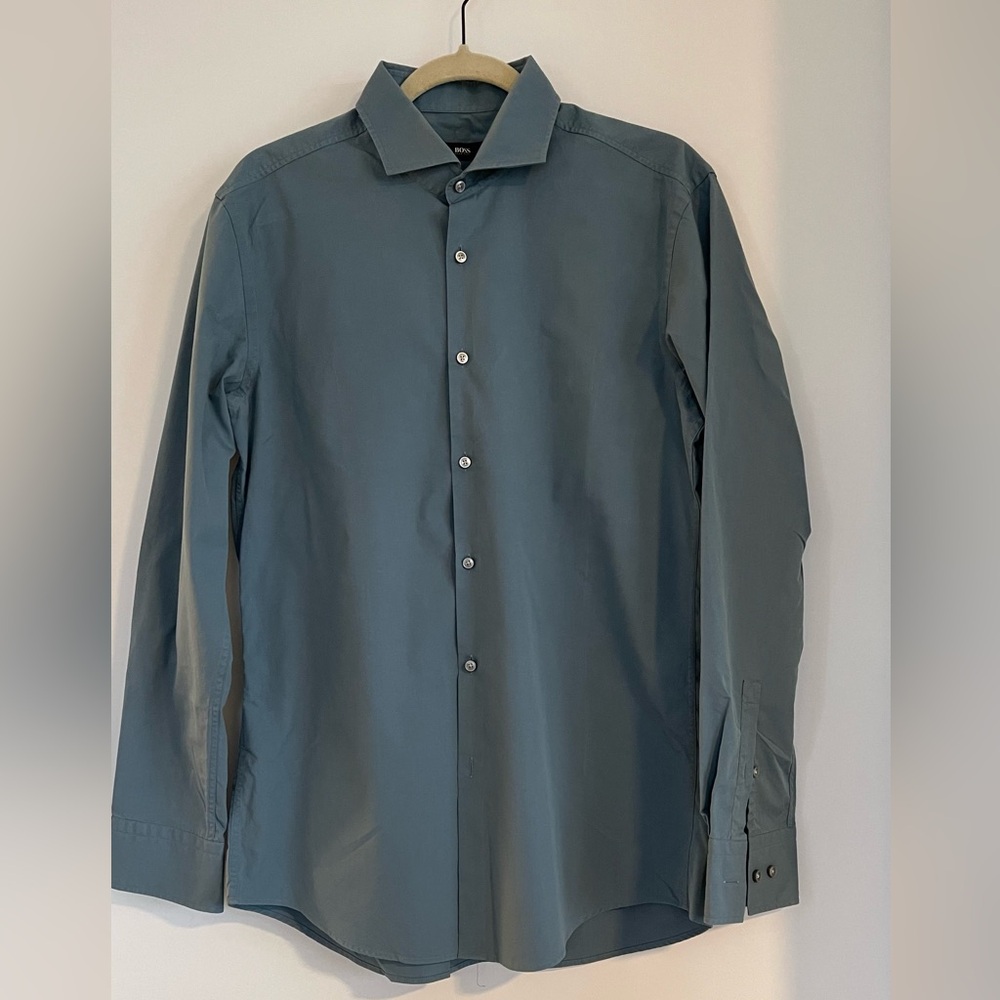 Men’s Hugo Boss slim fit navy shirt. Size US 16.5